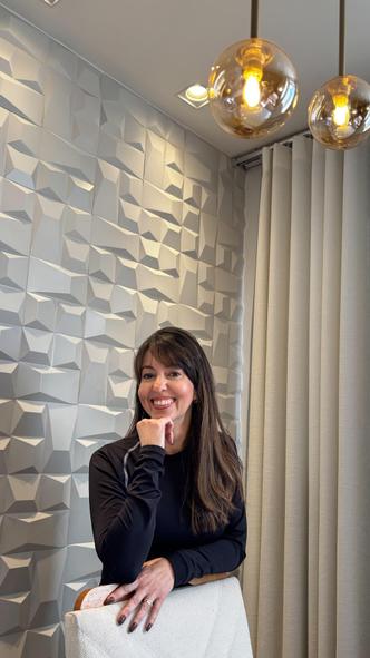 A empresria e fisioterapeuta Roberta Finelli ainda desinfecta todas as compras que chegam em casa com lcool e tira os sapatos antes de entrar em casa, mas luta contra a frustrao para permitir que filha ande em casa descala e brinque  vontade(foto: Bruna Finelli/Divulgao)