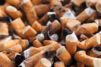 Como mostra a Organizao Mundial da Sade (OMS), as bitucas de cigarro respondem por at 40% do lixo retirado das praias e das cidades(foto: Pixabay)