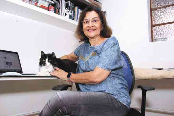 Apaixonada por gatos, a médica Lélia Maria de Almeida Carvalho apadrinha animais resgatados pela ONG Gato Uai: 