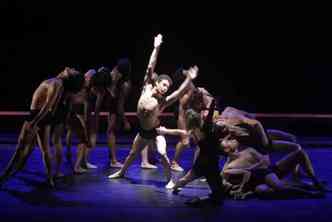 O Ballet Jovem do Palcio das Artes conta com 30 bailarinos bolsistas, que, agora, tm esperana de continuar o trabalho, caso sejam providos pela Fapemig (foto: Paulo Lacerda/Divulgao)