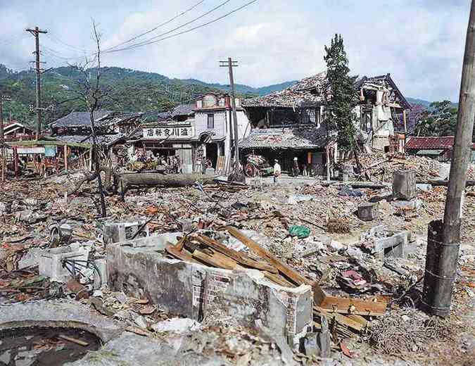 O que restou da cidade japonesa de Hiroshima, aps ser atacada pela bomba atmica americana(foto: Domnio pblico, colorizada por Marina Amaral)