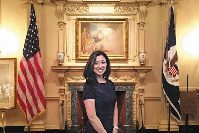 Catarina Song Chen, em foto na sede do governo americano: 