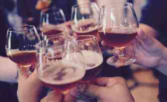 Segundo os pesquisadores, a prtica do 'binge drinking' pelos homens aumenta em 2,54 vezes o uso de drogas ilcitas aps a balada(foto: Pixabay)
