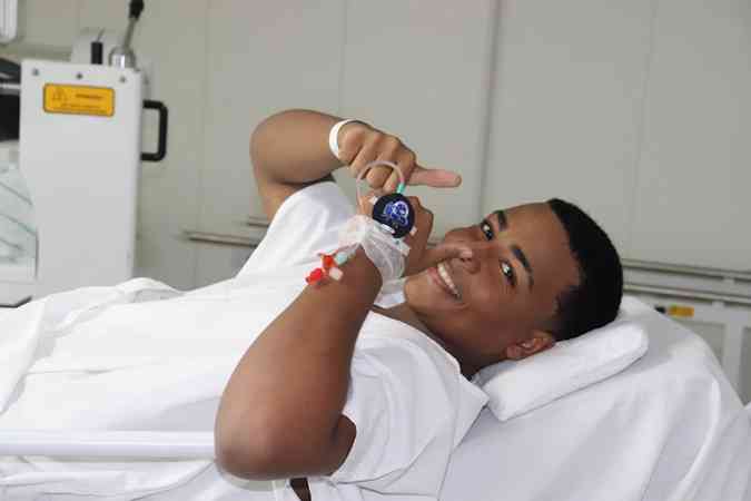 Vitor, de 17 anos, passou pela primeira cirurgia de transplante de tornozelo do Brasil(foto: Mater Dei/Divulgao)