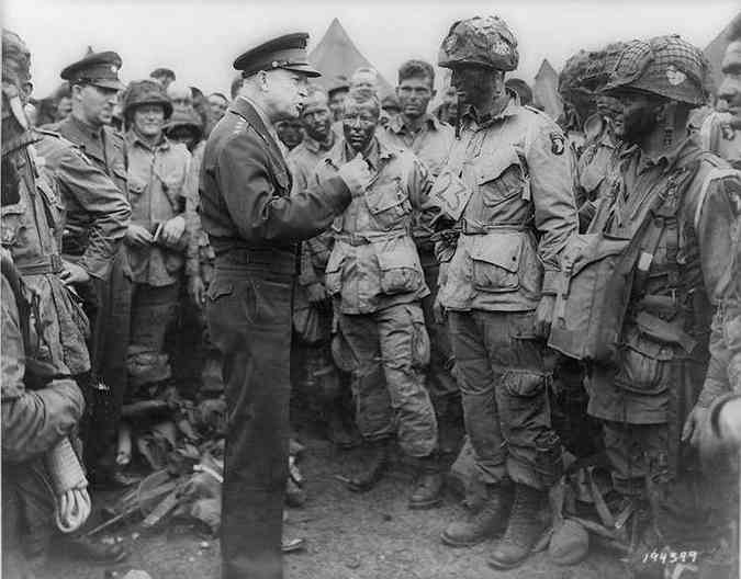 General Eisenhower fala com soldados em 5 de junho de 1944, um dia antes da invaso da Normandia, na 2 Guerra Mundial: foto antes e depois do trabalho de Marina Amaral, que coloriza imagens digitalmente a partir de tcnicas prprias(foto: Arquivo pessoal)