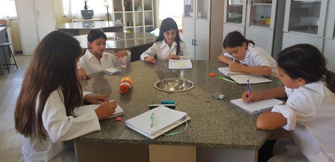 Alunos do Edna Roriz durante os trabalhos de escola: Além de priorizar o aprendizado individualizado, a escola também investe na formação internacional e turmas reduzidas(foto: Colégio Edna Roriz/Divulgação) Alunos do Edna Roriz durante os trabalhos de escola: Além de priorizar o aprendizado individualizado, a escola também investe na formação internacional e turmas reduzidas(foto: Colégio Edna Roriz/Divulgação)