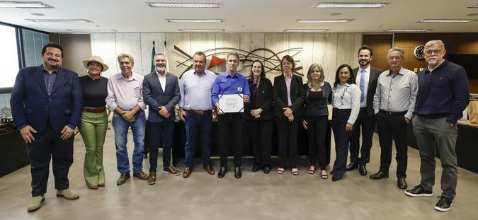 Documento, que oficializa o novo status da forma de preparo do produto mineiro, foi entregue nesta terça-feira (2)(foto: Cristiano Machado / Imprensa MG ) Documento, que oficializa o novo status da forma de preparo do produto mineiro, foi entregue nesta terça-feira (2)(foto: Cristiano Machado / Imprensa MG )