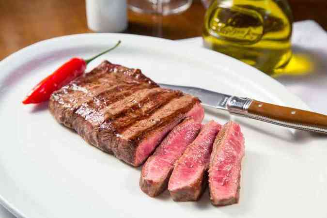 Shoulder steak do Pobre Juan: gordura entremeada faz com que muitos a comparem ao fil mignon(foto: Mario Rodrigues/Divulgao)