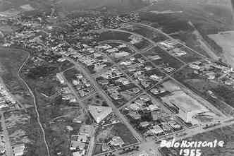 Vista area do bairro Cidade Jardim, em 1955: no centro, o prdio em formato triangular da Faculdade de Odontologia da UFMG, vizinho da sede da fazenda do Leito.  esquerda, o curso do crrego do Leito, ainda aberto(foto: Reproduo/Cludio Cunha)