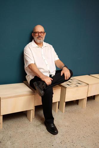 O arquiteto João Grillo, diretor da TerraTile, e um dos responsáveis pela vinda da CASACOR para Minas Gerais, em 1995; mostra, naquele ano, reuniu nomes como a saudosa Freusa Zechmeister e o arquiteto Carlos Alexandre Dumont, o Carico(foto: Bárbara Dutra/Divulgação ) O arquiteto João Grillo, diretor da TerraTile, e um dos responsáveis pela vinda da CASACOR para Minas Gerais, em 1995; mostra, naquele ano, reuniu nomes como a saudosa Freusa Zechmeister e o arquiteto Carlos Alexandre Dumont, o Carico(foto: Bárbara Dutra/Divulgação )
