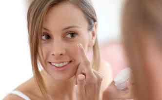 Como mostra a dermatologista, mudanas naturais relacionadas  idade afetam diretamente a pele, que necessitam de cuidados especficos(foto: Newlovetimes.com/Reproduo)