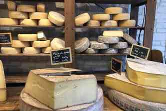 Quanto mais curado o queijo, menor o teor de lactose dele, sabia? Alm disso, o parmeso, por exemplo,  o mais rico em clcio e protenas(foto: Pixabay)
