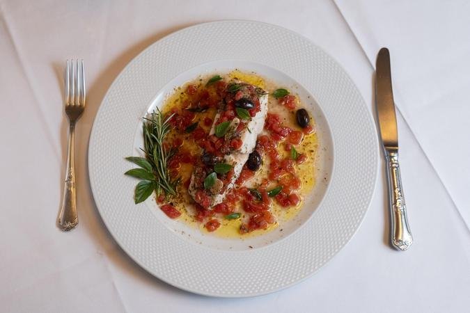 Poisson em Papilotte: peixe assado no papel alumínio com azeitonas pretas, tomates e ervas frescas (foto: Paulo Marcio) Poisson em Papilotte: peixe assado no papel alumínio com azeitonas pretas, tomates e ervas frescas (foto: Paulo Marcio)