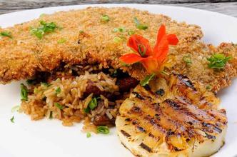 Prato Filé a Cubana, do Restaurante Xapuri (filé empanado com panco em cama de arroz cubano acompanhado de abacaxi grelhado)(foto: Divulgação) Prato Filé a Cubana, do Restaurante Xapuri (filé empanado com panco em cama de arroz cubano acompanhado de abacaxi grelhado)(foto: Divulgação)