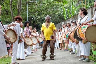 Maur�cio Tizumba estreia com encontro de gera��es e celebra��o do Congado