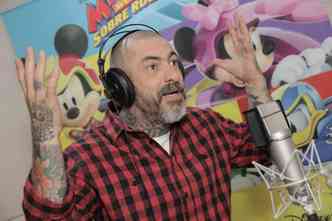 O chef Henrique Fogaa, famoso jurado do programa Masterchef, da Band, foi convidado pela Disney para dublar um personagem da srie Mickey: Aventuras Sobre Rodas(foto: Disney/Divulgao)