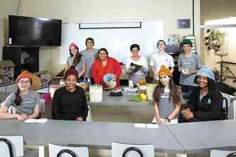 A diretora Edna Roriz (de vermelho) com estudantes que fazem tric, usando tear criado na escola, e doam as peas para projetos assistenciais do Belvedere: trabalho voluntrio(foto: Cludio Cunha/Encontro)