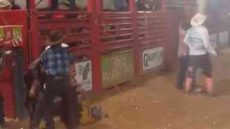 O peo Werberti Cordeiro, de 30 anos, no resistiu aos ferimentos aps ser pisoteado por um touro no rodeio de Juara, no Mato Grosso, e acabou morrendo(foto: YouTube/Jornal do Povo Brasileiro 1/Reproduo)