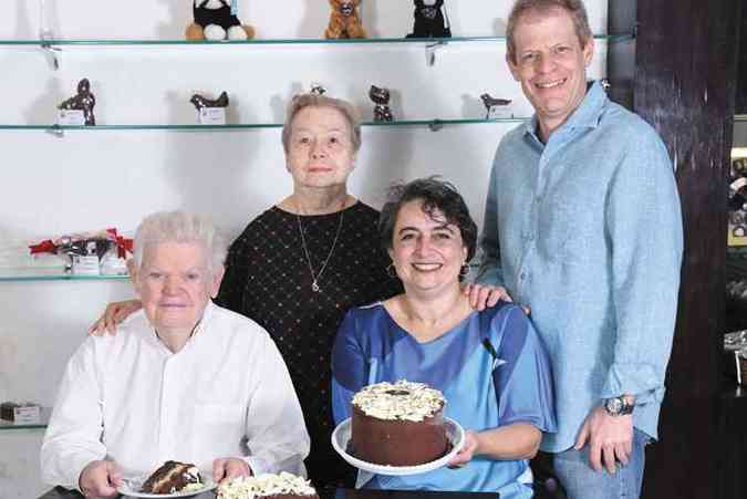 Moyss Balabram, Ana Luiza Kierulff (sentados), Fany e Ari Alberto Balabram: desde 1989 a famlia conquista os clientes com suas tortas. A de chocolate  a mais vendida(foto: Violeta Andrada)