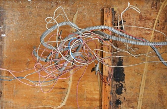 Fios antigos e o uso excessivo de multiplicadores de tomadas aumentam o risco de acidentes eltricos(foto: Cemig/Divulgao)