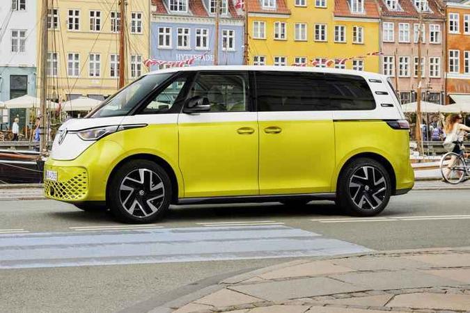 A Kombi eltrica ser oferecida em uma configurao de cinco lugares, onde o assento traseiro pode ser rebatido ou ajustado de forma longitudinal em 15 cm: o porta-malas pode comportar entre 1.121 litros e 2.205 litros, dependendo da configurao dos bancos(foto: VW/Divulgao)