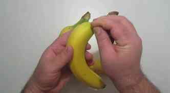 Com uma simples agulha, o usurio do YouTube Ihabplanet mostra como se consegue cortar uma banana em pedaos idnticos, facilitando o consumo(foto: YouTube/Reproduo)