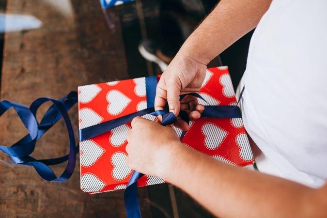 Levantamento também mostra que os consumidores pretendem gastar, em média, R$ 262,20 com os presentes(foto: Pexels) Levantamento também mostra que os consumidores pretendem gastar, em média, R$ 262,20 com os presentes(foto: Pexels)