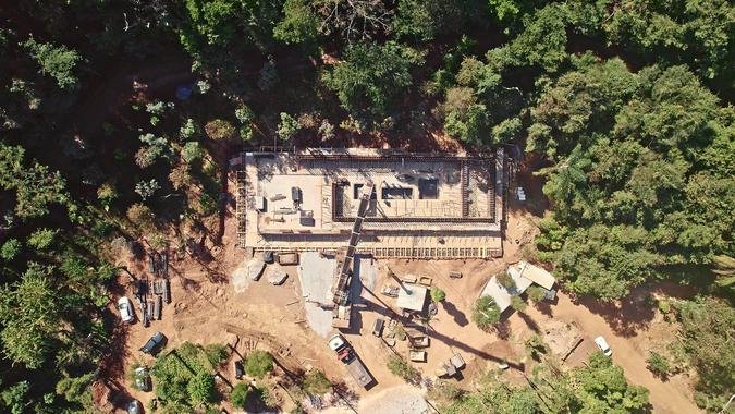 Dedicado ao artista norte-americano Michael Heizer, primeiro pavilh�o do Museu Bernardo Paz j� est� em constru��o (foto: PAULO KIYOSHI ABREU MIYADA/DIVULGA��O )