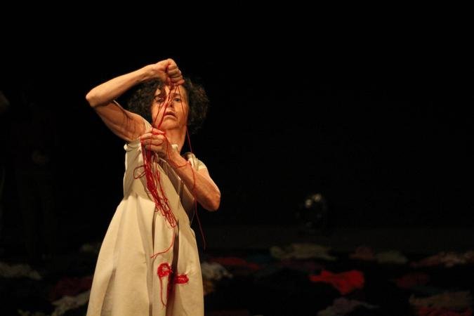 Espet�culo utiliza cerca de 250 pe�as de roupa que, combinadas aos gestos e movimenta��es das bailarinas, ajudam a recontar os passos da estilista(foto: Camila Magalh�es/Divulga��o)