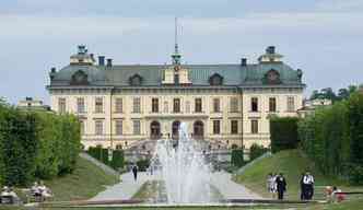 O Palcio de Drottningholm, construdo no sculo XVII, abriga o casal real Carlos XVI Gustavo e Slvia, da Sucia, e  