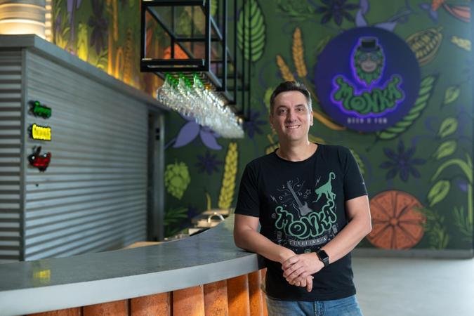 O beer sommelier e sócio Guilherme Marinho comanda o negócio que completou dois anos em dezembro: fábrica produz de 8 a 10 mil litros de cerveja por mês(foto: Paulo Márcio) O beer sommelier e sócio Guilherme Marinho comanda o negócio que completou dois anos em dezembro: fábrica produz de 8 a 10 mil litros de cerveja por mês(foto: Paulo Márcio)