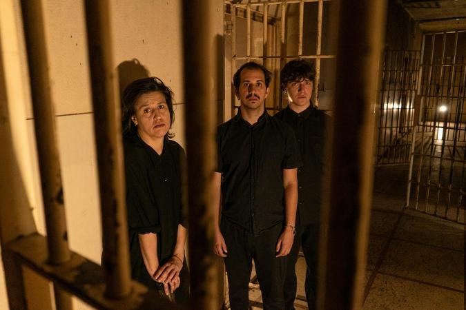 Ao reunir diferentes gerações de artistas, espetáculo investiga os segredos por trás dos diários de Judith Malina(foto: Itallo Vieira/Divulgação) Ao reunir diferentes gerações de artistas, espetáculo investiga os segredos por trás dos diários de Judith Malina(foto: Itallo Vieira/Divulgação)
