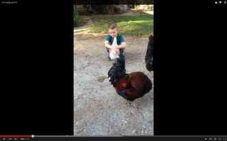 No vdeo, que est fazendo sucesso no YouTube, um garoto abraa uma galinha e recebe de volta o 'carinho' dela(foto: YouTube/Reproduo)