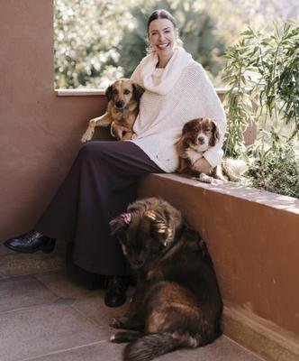 Natália Vasconcelos em casa, rodeada das suas cachorrinhas: Zazá, Lua e Mel(foto: Walisson Queiroz/Divulgação) Natália Vasconcelos em casa, rodeada das suas cachorrinhas: Zazá, Lua e Mel(foto: Walisson Queiroz/Divulgação)