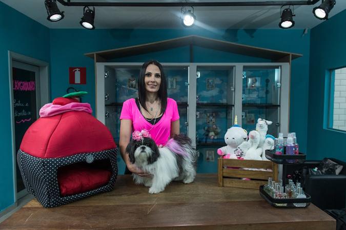 Sempre que viaja, a empresria Nathlia Minzon deixa as suas cadelinhas no aconchego do lar com pessoas de confiana: 
