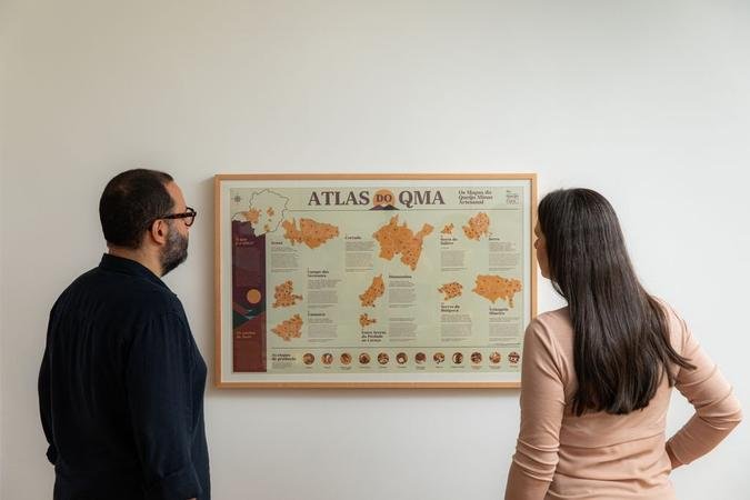 Com formato dobrável, impressão colorida e conteúdo distribuído nos dois lados, o Atlas do QMA foi concebido tanto para consulta quanto para exposição(foto: Studio Tertúlia/Divulgação) Com formato dobrável, impressão colorida e conteúdo distribuído nos dois lados, o Atlas do QMA foi concebido tanto para consulta quanto para exposição(foto: Studio Tertúlia/Divulgação)