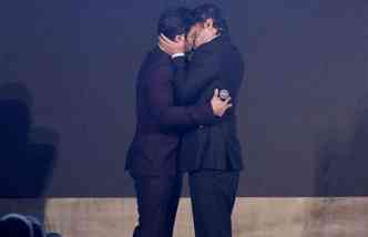 O humorista Marcos Veras e o ator Marcelo Serrado pararam a internet depois que deram um beijo na premiao Men of The Year, da revista masculina GQ(foto: GQ/MOTY/Reproduo)