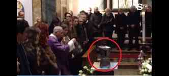 Essa cafeteira moka est no meio da igreja no para servir os convidados, e sim, para conter as cinzas de Renato Bialetti, que tornou o produto mundialmente famoso(foto: YouTube/Reproduo)