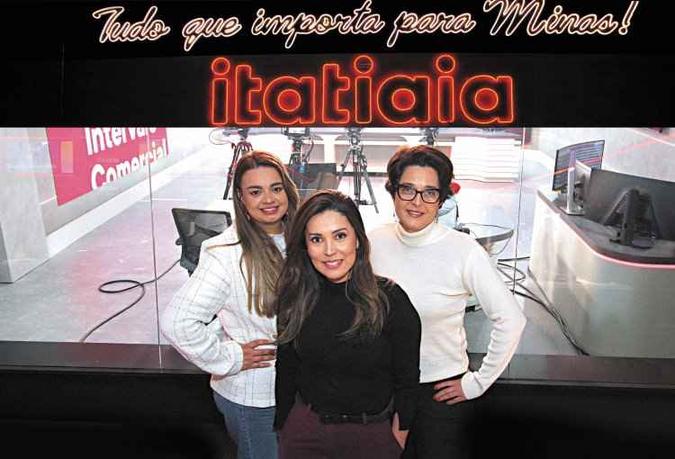 A diretora de jornalismo, Maria Cláudia Santos (ao centro), com as coordenadoras Jacqueline Moura (à esq.) e Fernanda Rodrigues (à dir.): A diretora de jornalismo, Maria Cláudia Santos (ao centro), com as coordenadoras Jacqueline Moura (à esq.) e Fernanda Rodrigues (à dir.):