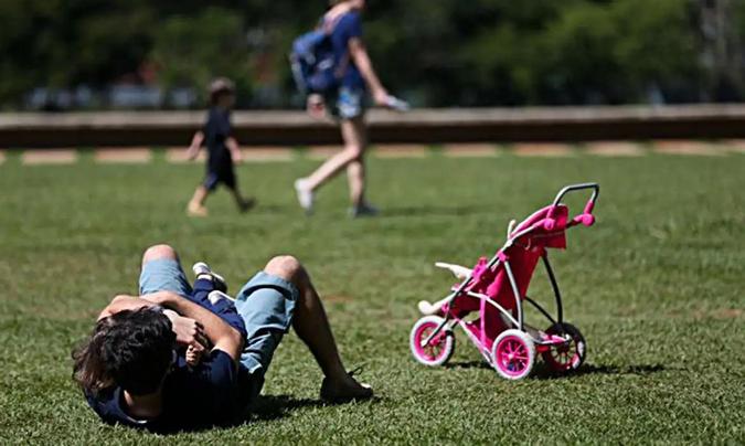 Atualmente, a licena para pais  de cinco dias consecutivos nos casos de nascimento de filho, adoo ou de guarda compartilhada(foto: Arquivo/Agncia Brasil)