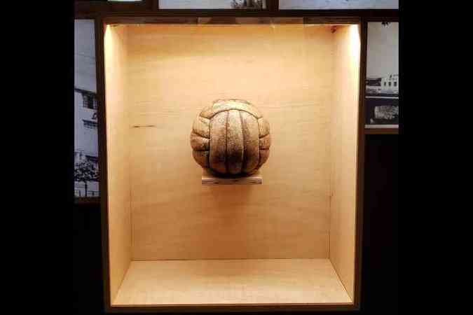 Bola de 1921, usada pelo Palestra Itlia: atual Cruzeiro(foto: Rafael Campos/Encontro)