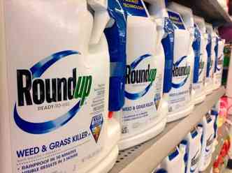 O Roundup  um dos mais usados agrotxicos  base de glifosato. A polmica substncia foi criada pela Monsanto h 40 anos(foto: Internet/Reproduo)