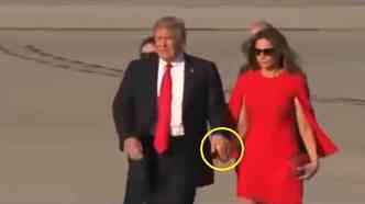 Assim que desceu do avio no aeroporto de Palm Beach, na Flrida (EUA), o presidente Donald Trump teve sua mo 'agarrada' pela esposa, Melania, mas, em seguida, ele a rejeitou(foto: YouTube/TheBuzzTalk Worldwide/Reproduo)
