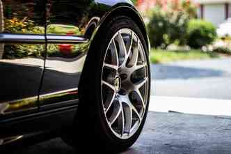Saiba de uma vez por todas o que significam os nmeros e letras colocados na lateral dos pneus(foto: Pixabay)