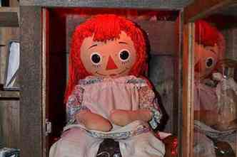 A boneca Annabelle ficou famosa com o filme de 2014, que leva seu nome, mas, sua verdadeira histria  bem diferente, e envolve possesso demonaca(foto: List25.com/Reproduo)