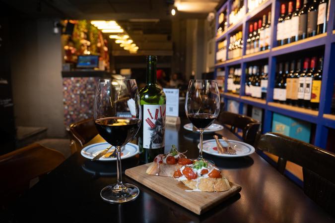 Brusqueta acompanhada com um bom vinho, do Cabernet Butiquim, dos irmos Pablo e Cacau Teixeira: %u201CQueremos atender tanto o cliente que s quer um momento descomplicado quanto Fotos: Paulo Mrcio aqueles mais exigentes%u201D (foto: Paulo Marcio)