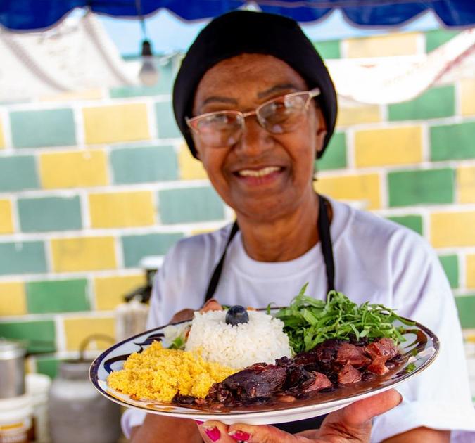 Dona Dirce, do Alto Vera Cruz, traz a tradicional Feijoada Senzala(foto: Divulgação/Circuito Gastronômico de Favelas) Dona Dirce, do Alto Vera Cruz, traz a tradicional Feijoada Senzala(foto: Divulgação/Circuito Gastronômico de Favelas)