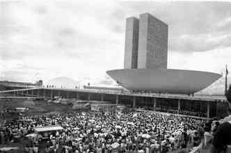 Em 1985 a populao toma conta da esplanada dos ministrios em Braslia para celebrar a volta da democracia. Mas, pouco depois, o local serviu de manifestao de dor pela morte de Tancredo(foto: Celio Azevedo/Senado Federal/Divulgao)