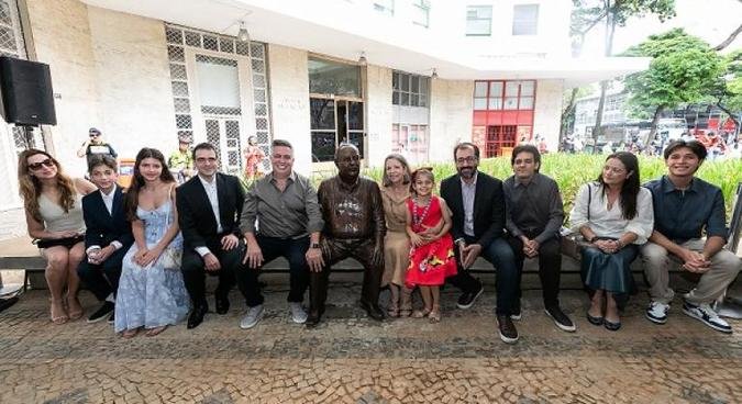 A solenidade reuniu familiares de Fuad, a esposa, Mônica Drummond, filhos, noras e netos, e contou com a bênção do padre Vinicius Maciel(foto: Júnia Garrido/PBH) A solenidade reuniu familiares de Fuad, a esposa, Mônica Drummond, filhos, noras e netos, e contou com a bênção do padre Vinicius Maciel(foto: Júnia Garrido/PBH)