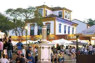 Com apenas 7 mil habitantes, Tiradentes se transforma para receber os turistas: a gastronomia espalha-se pelas ruas de pedra(foto: Divulgao)